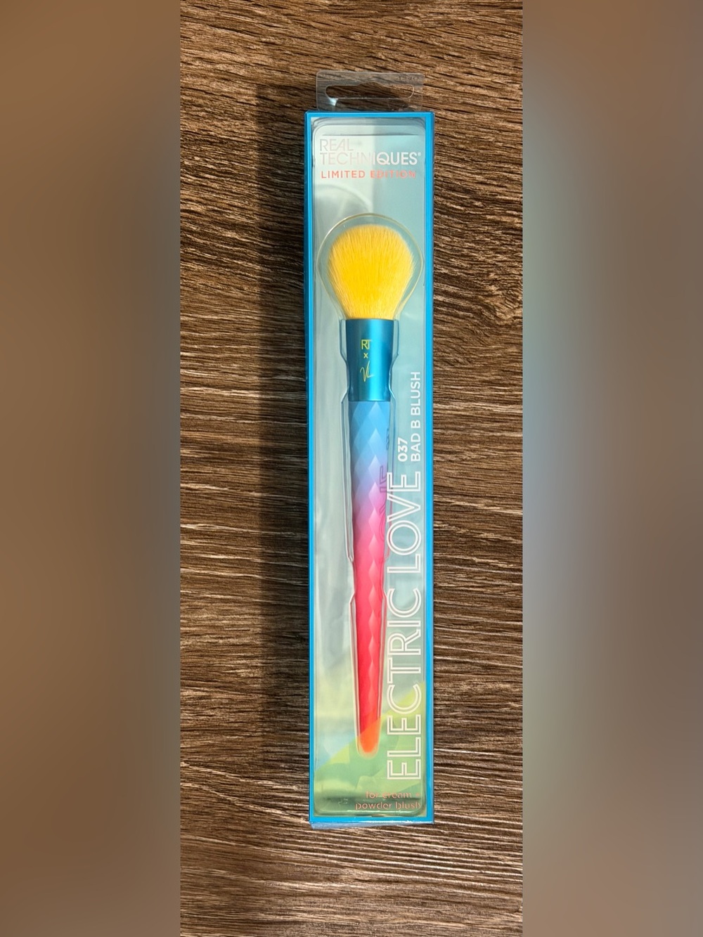 Real Techniques Sweep Blend Diffuse Brush — Blue & Yellow Accent